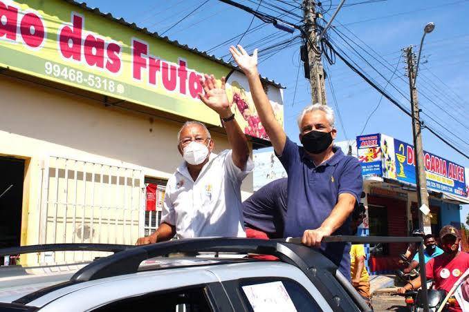 Dr. Pessoa e Robert Rios vão para a prefeitura em carro aberto